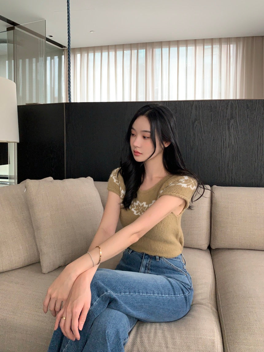 Wed. 軟糯鎖編復古緹花顯瘦針織上衣 卡其