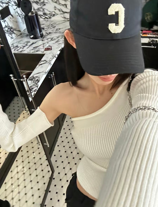 Sun. 簡單穿脫 黃金比例斜肩打底上衣 黑/白