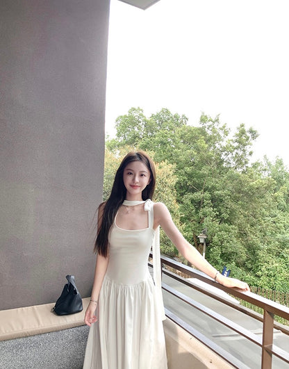 Sun. 氣質藝術家 方領飄帶掛脖收腰赫本連身裙 白