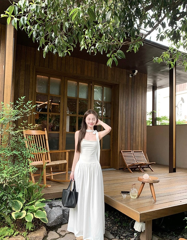 Sun. 氣質藝術家 方領飄帶掛脖收腰赫本連身裙 白