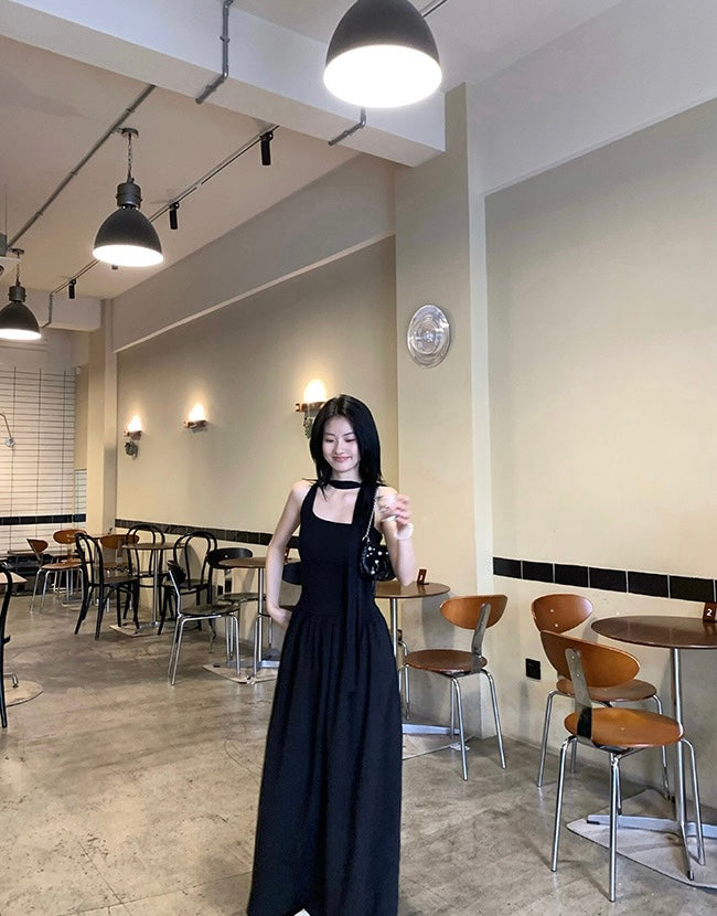 Sun. 氣質藝術家 方領飄帶掛脖收腰赫本連身裙 黑