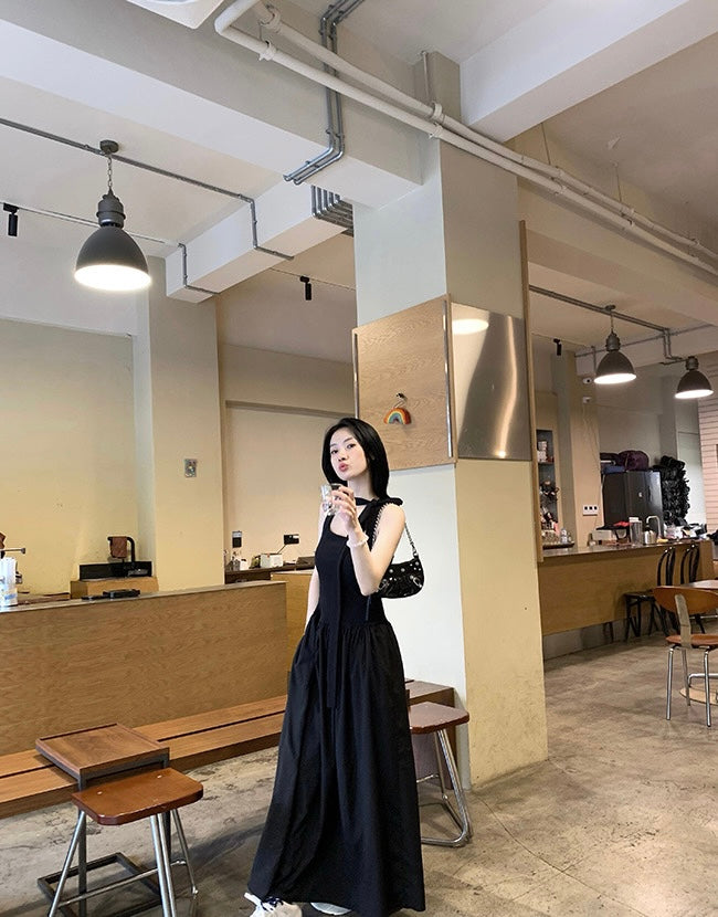 Sun. 氣質藝術家 方領飄帶掛脖收腰赫本連身裙 黑