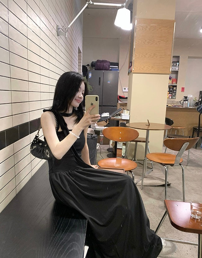 Sun. 氣質藝術家 方領飄帶掛脖收腰赫本連身裙 黑