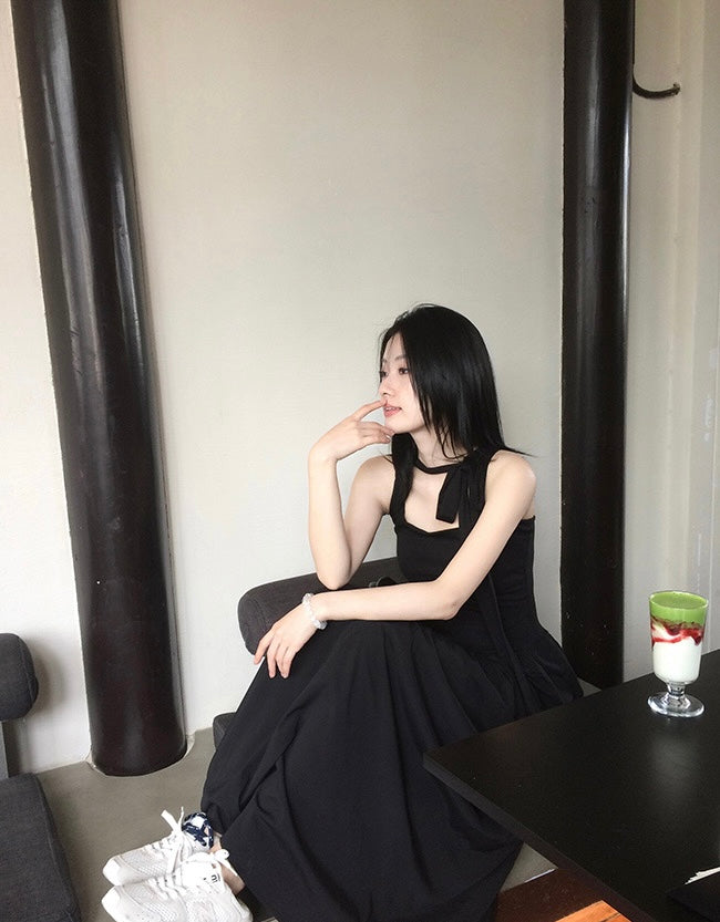 Sun. 氣質藝術家 方領飄帶掛脖收腰赫本連身裙 黑