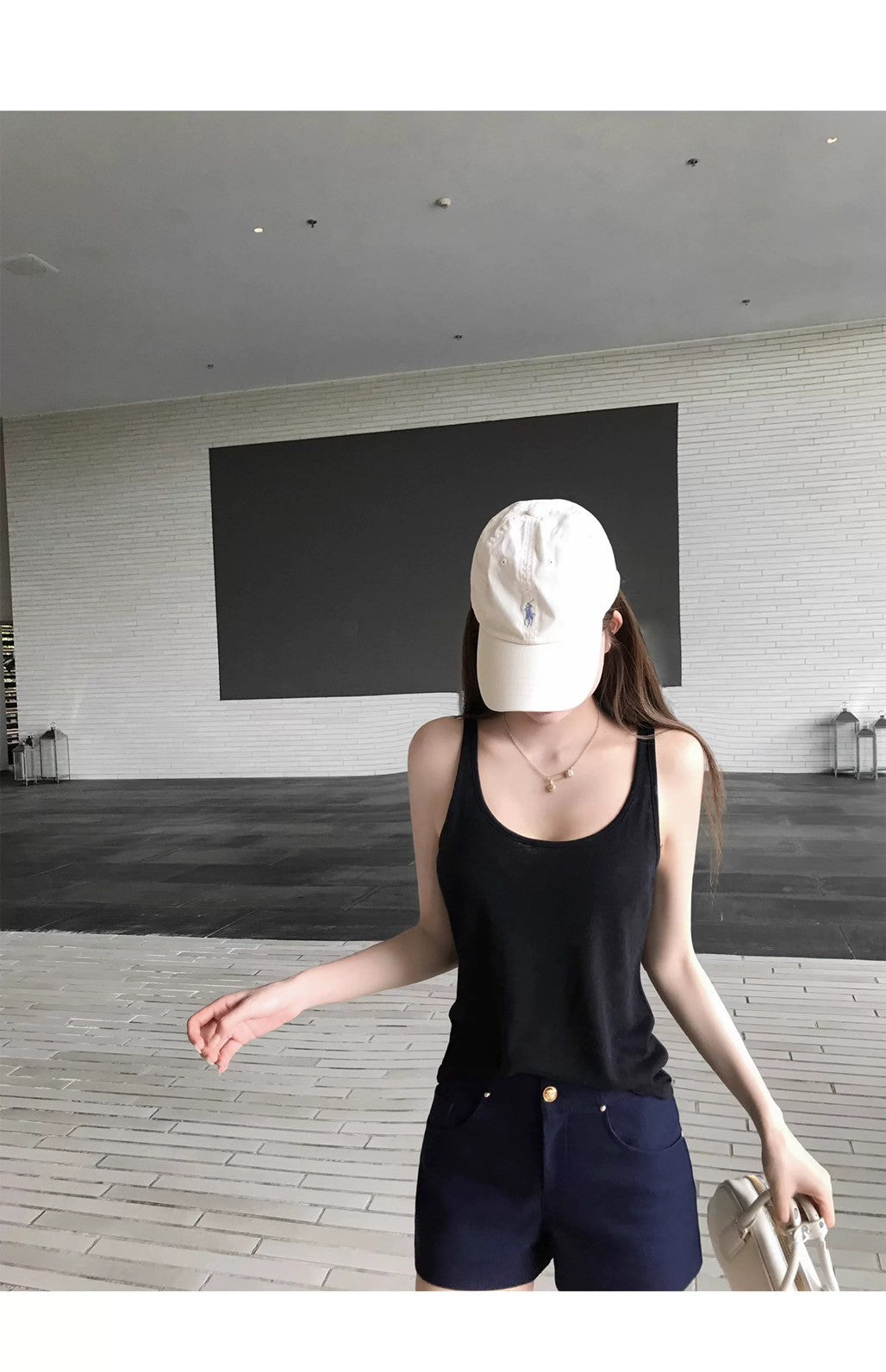 Wed.美式慵懶鬆弛 簡約U領素雅背心 黑/白