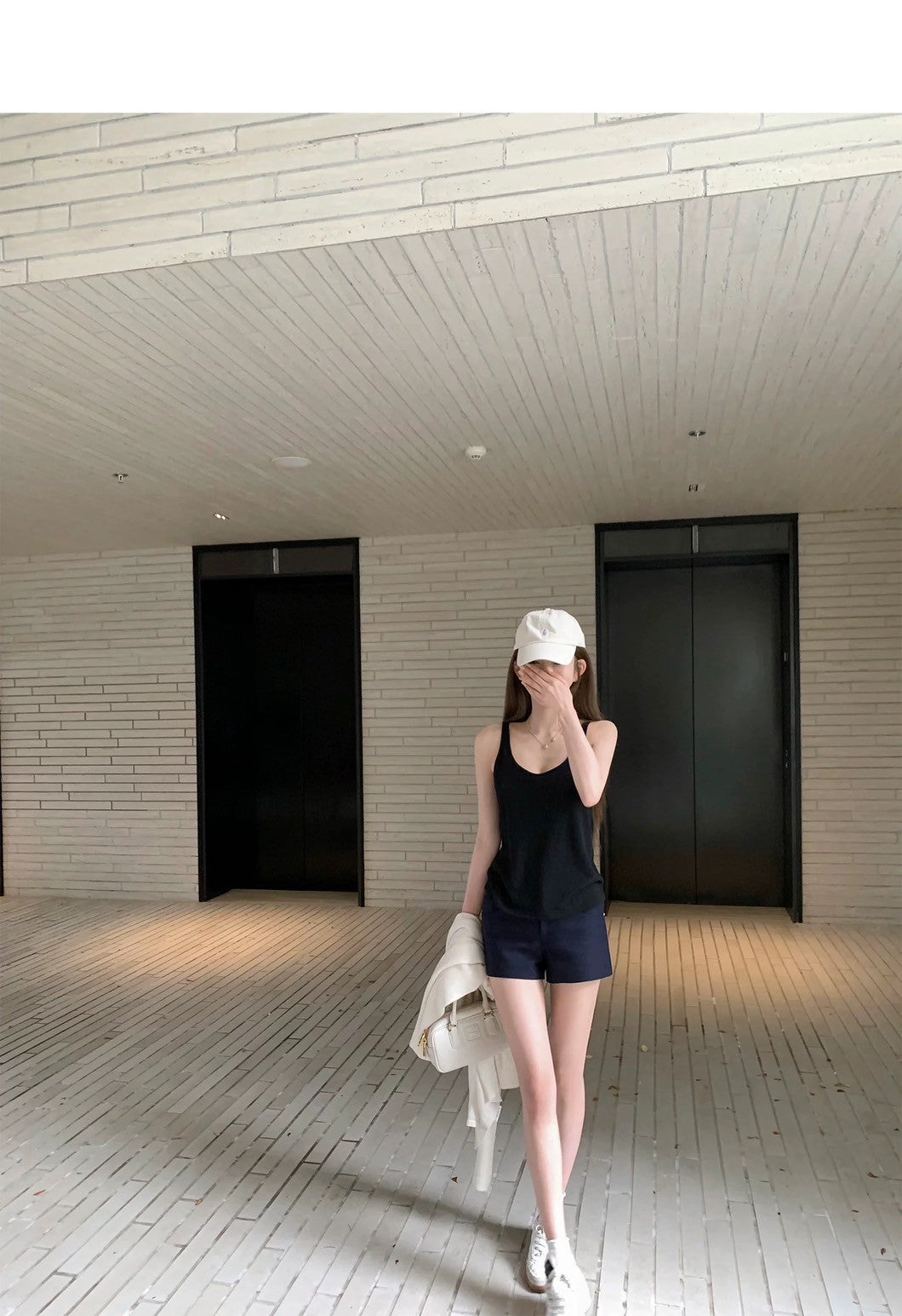 Wed.美式慵懶鬆弛 簡約U領素雅背心 黑/白