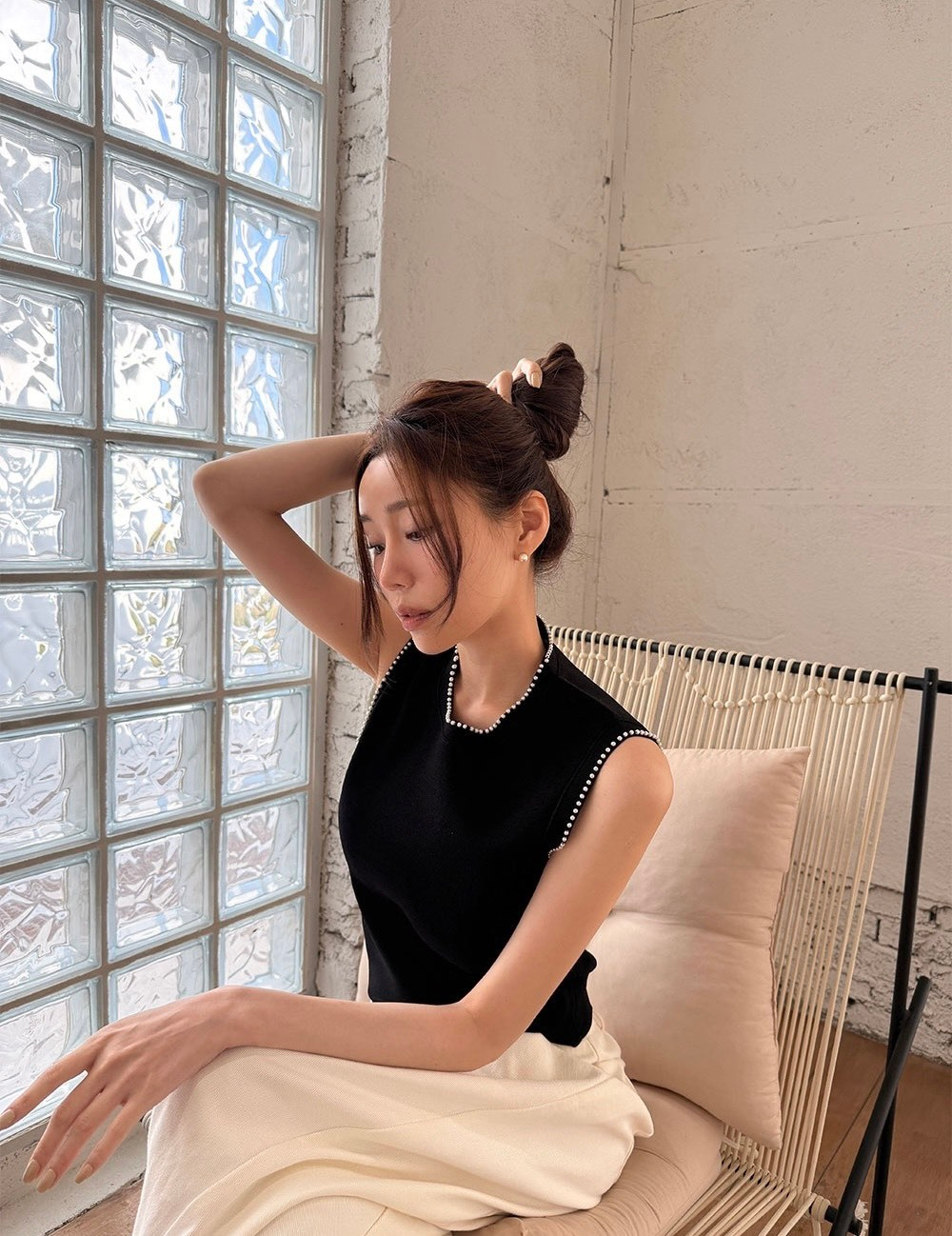 Fri. 溫柔歐膩 簡約手工釘珠背心 白/黑