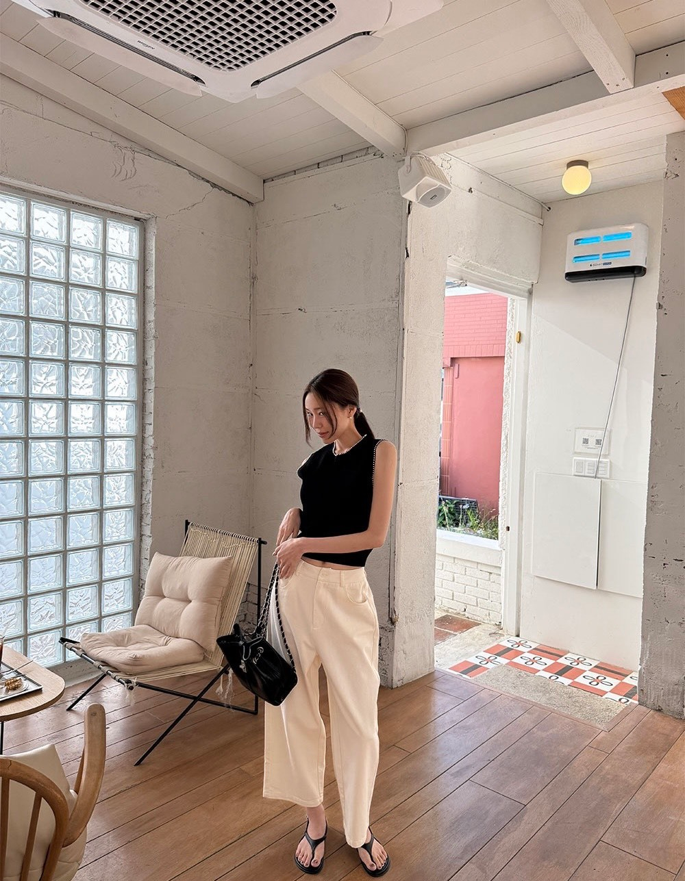 Fri. 溫柔歐膩 簡約手工釘珠背心 白/黑