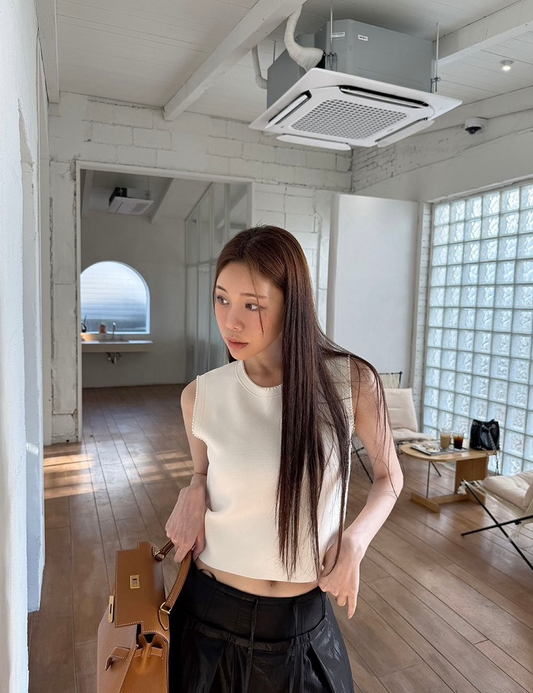 Fri. 溫柔歐膩 簡約手工釘珠背心 白/黑