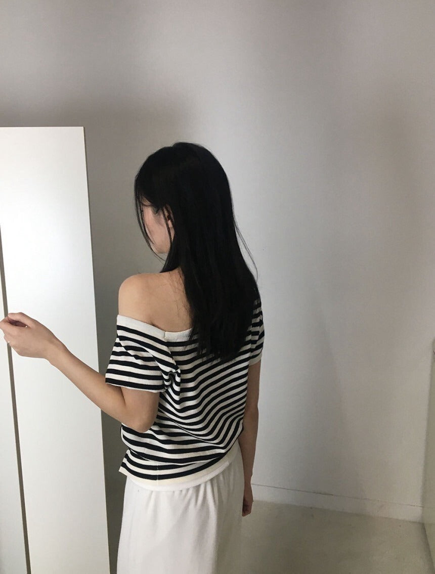 Tue. 休閒簡約斜領側調擺上衣 黑白/條紋